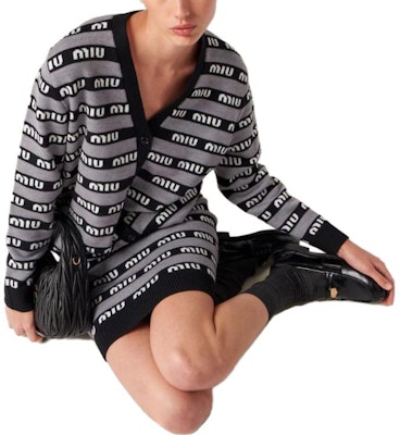 (W) MIU MIU 2023春夏黑色标志印花拼色休闲半身裙。 MMG458-1V8X-F0002-S-232 Purchase (W) MIU MIU 2023春夏黑色标志印花拼色休闲半身裙。 MMG458-1V8X-F0002-S-232