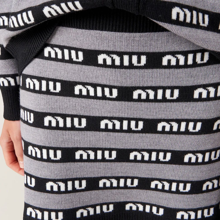 Details for (W) MIU MIU 2023春夏黑色标志印花拼色休闲半身裙。 MMG458-1V8X-F0002-S-232