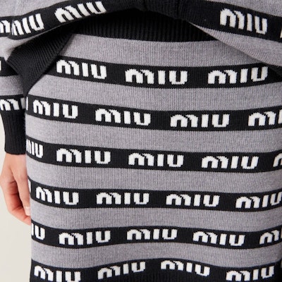 (W) MIU MIU 2023春夏黑色标志印花拼色休闲半身裙。 MMG458-1V8X-F0002-S-232 Details for (W) MIU MIU 2023春夏黑色标志印花拼色休闲半身裙。 MMG458-1V8X-F0002-S-232