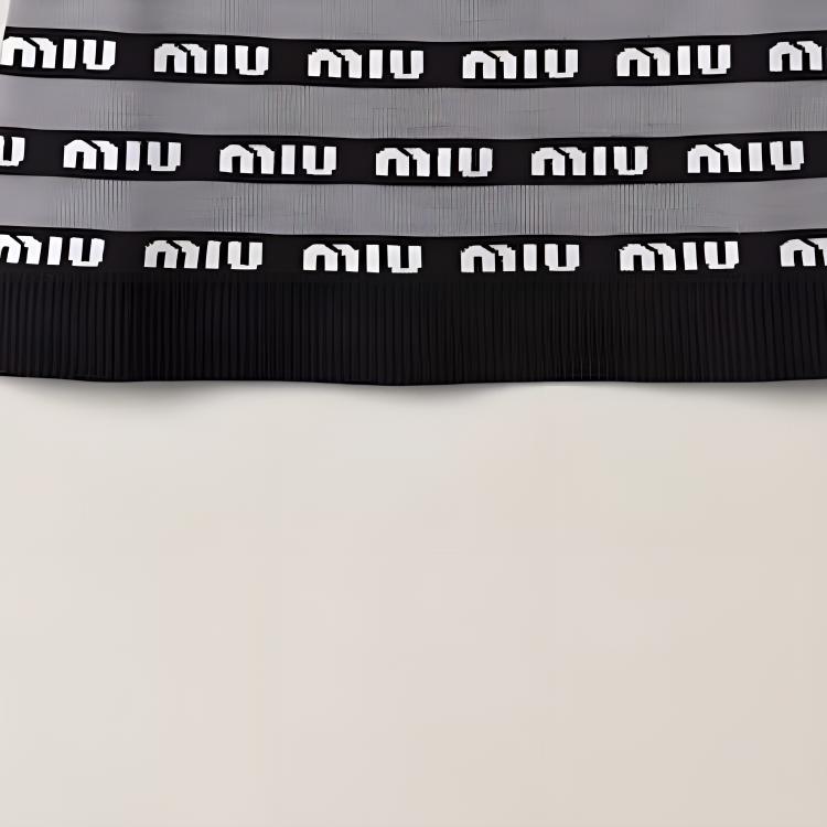 Sizing (W) MIU MIU 2023春夏黑色标志印花拼色休闲半身裙。 MMG458-1V8X-F0002-S-232