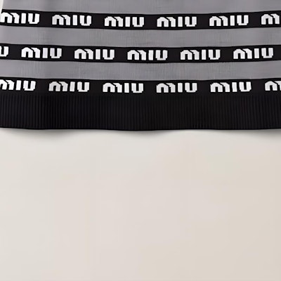 (W) MIU MIU 2023春夏黑色标志印花拼色休闲半身裙。 MMG458-1V8X-F0002-S-232 Sizing (W) MIU MIU 2023春夏黑色标志印花拼色休闲半身裙。 MMG458-1V8X-F0002-S-232