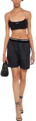 (W) MIU MIU SS23 黑色直筒短褲搭配對比Logo印花。 MP1631-10DI-F0480 Lookbook (W) MIU MIU SS23 黑色直筒短褲搭配對比Logo印花。 MP1631-10DI-F0480