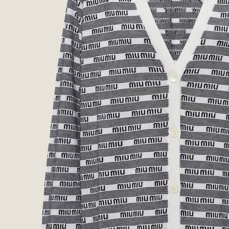 Sizing (W) MIU MIU SS23 Kardigan Hitam Leher V Cetakan Huruf Rajut. MMF720-12ZI-F0964-S-231