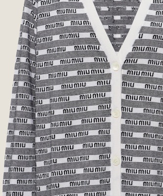 (W) MIU MIU SS23 Kardigan Hitam Leher V Cetakan Huruf Rajut. MMF720-12ZI-F0964-S-231 Sizing (W) MIU MIU SS23 Kardigan Hitam Leher V Cetakan Huruf Rajut. MMF720-12ZI-F0964-S-231