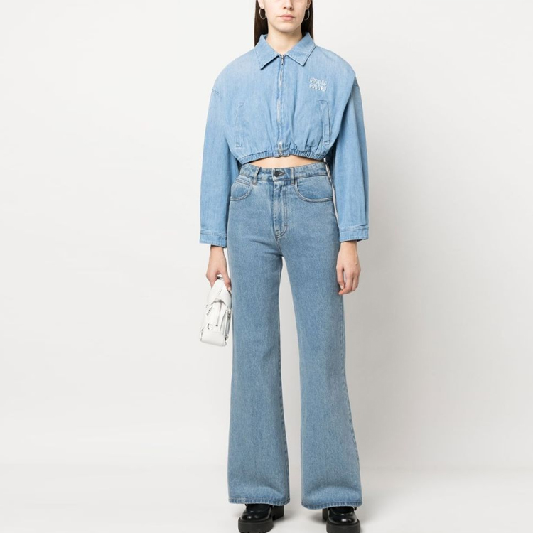 Lookbook (W) MIU MIU SS23 ブルーデニムジャケット ロゴ刺繍入りソリッドカラー. GWB169-12V6-F0013