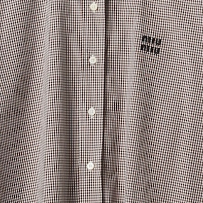 (W) MIU MIU SS23 Kemeja Lengan Panjang Kotak Coklat Logo Berjahit. MK1659-13LB-F0963 Sizing (W) MIU MIU SS23 Kemeja Lengan Panjang Kotak Coklat Logo Berjahit. MK1659-13LB-F0963