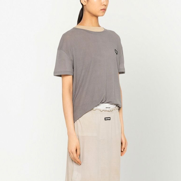 Purchase (W) MIU MIU SS23 灰色短袖T恤附標誌貼片。 MJN471-121U-F0112