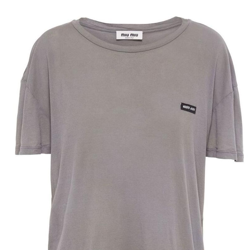 Sizing (W) MIU MIU SS23 灰色短袖T恤附標誌貼片。 MJN471-121U-F0112