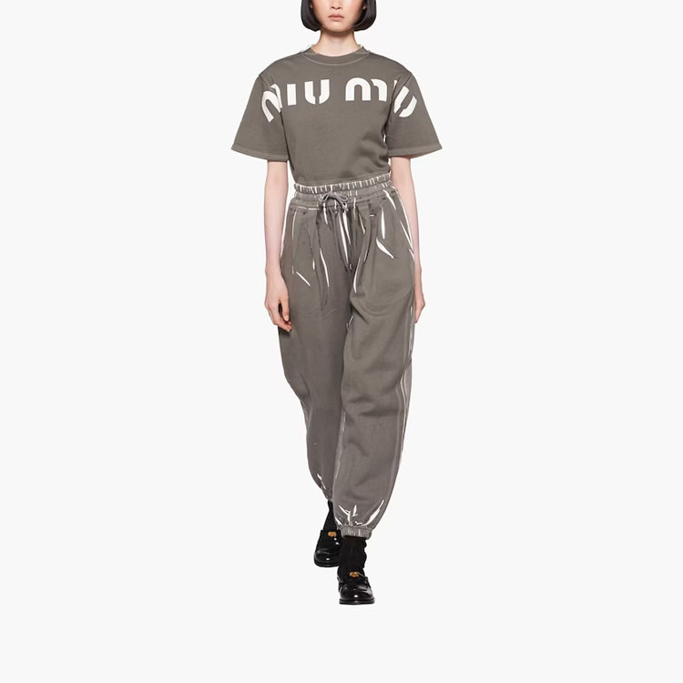 Lookbook (W) Camiseta Casual MIU MIU SS23 Estampado Letras Crewneck en Color Taupe. MJN456-12Y1-F0031-S-231