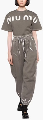 (W) Camiseta Casual MIU MIU SS23 Estampado Letras Crewneck en Color Taupe. MJN456-12Y1-F0031-S-231 Lookbook (W) Camiseta Casual MIU MIU SS23 Estampado Letras Crewneck en Color Taupe. MJN456-12Y1-F0031-S-231