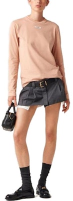 (W) MIU MIU SS23 Pink Logo Patch Crewneck Lengan Panjang Oversized T-Shirt. MJL963-1YXU-F0236-S-232 Lookbook (W) MIU MIU SS23 Pink Logo Patch Crewneck Lengan Panjang Oversized T-Shirt. MJL963-1YXU-F0236-S-232