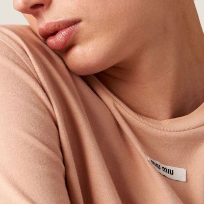 (W) MIU MIU SS23 Pink Logo Patch Crewneck Lengan Panjang Oversized T-Shirt. MJL963-1YXU-F0236-S-232 Details for (W) MIU MIU SS23 Pink Logo Patch Crewneck Lengan Panjang Oversized T-Shirt. MJL963-1YXU-F0236-S-232