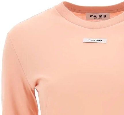 (W) MIU MIU SS23 Pink Logo Patch Crewneck Lengan Panjang Oversized T-Shirt. MJL963-1YXU-F0236-S-232 Sizing (W) MIU MIU SS23 Pink Logo Patch Crewneck Lengan Panjang Oversized T-Shirt. MJL963-1YXU-F0236-S-232