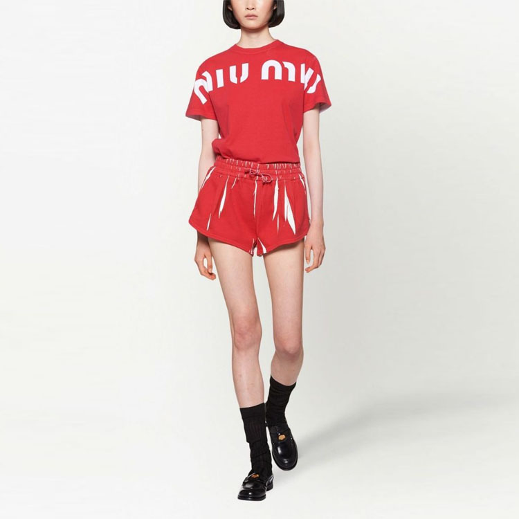 Lookbook (W) MIU MIU SS23 Shorts Rojos Informales con Logo Impreso. MJP293-12Y1-F0011