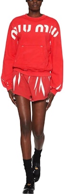 (W) 미우미우 SS23 레드 로고 프린트 풀오버 스웻셔츠. MJL924-12Y1-F0011-S-231 Lookbook (W) 미우미우 SS23 레드 로고 프린트 풀오버 스웻셔츠. MJL924-12Y1-F0011-S-231