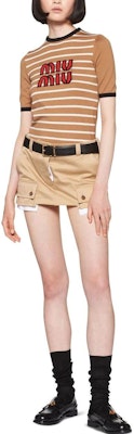 (W) MIU MIU SS23 ストライプ刺繍ニットプルオーバーTシャツ キャメルブラウン MML744-12KC-F0040 Lookbook (W) MIU MIU SS23 ストライプ刺繍ニットプルオーバーTシャツ キャメルブラウン MML744-12KC-F0040