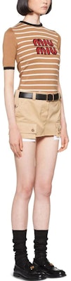 (W) MIU MIU SS23 ストライプ刺繍ニットプルオーバーTシャツ キャメルブラウン MML744-12KC-F0040 Shop (W) MIU MIU SS23 ストライプ刺繍ニットプルオーバーTシャツ キャメルブラウン MML744-12KC-F0040