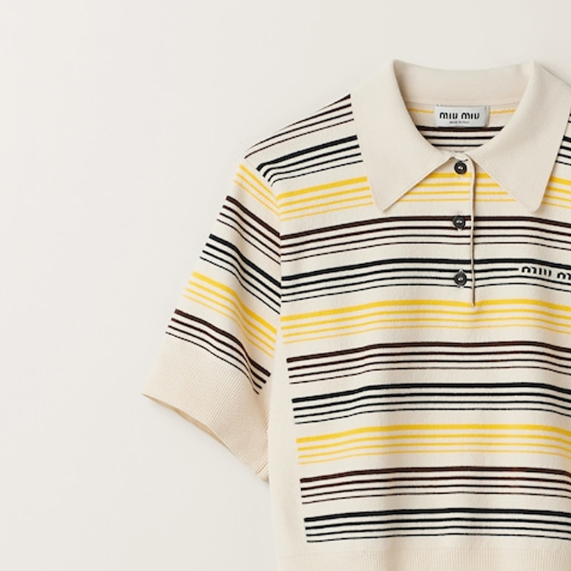 Sizing (W) MIU MIU SS23 Kemeja Polo Jalur Rajut Berhuruf Pelbagai Warna. MML796-1VIN-F0304-S-232