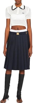 (W) MIU MIU SS23 Baju Polo Rajut Lengan Pendek Warna Putih. MML790-1U7U-F0UB0-S-232 Lookbook (W) MIU MIU SS23 Baju Polo Rajut Lengan Pendek Warna Putih. MML790-1U7U-F0UB0-S-232