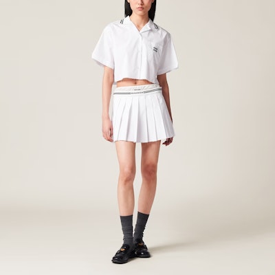 (W) MIU MIU SS23 Baju Putih Lengan Pendek dengan Logo Colorblock Sulaman. MK1761-10RG-F0009-S-232 Lookbook (W) MIU MIU SS23 Baju Putih Lengan Pendek dengan Logo Colorblock Sulaman. MK1761-10RG-F0009-S-232