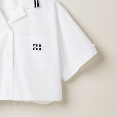 (W) MIU MIU SS23 Baju Putih Lengan Pendek dengan Logo Colorblock Sulaman. MK1761-10RG-F0009-S-232 Purchase (W) MIU MIU SS23 Baju Putih Lengan Pendek dengan Logo Colorblock Sulaman. MK1761-10RG-F0009-S-232