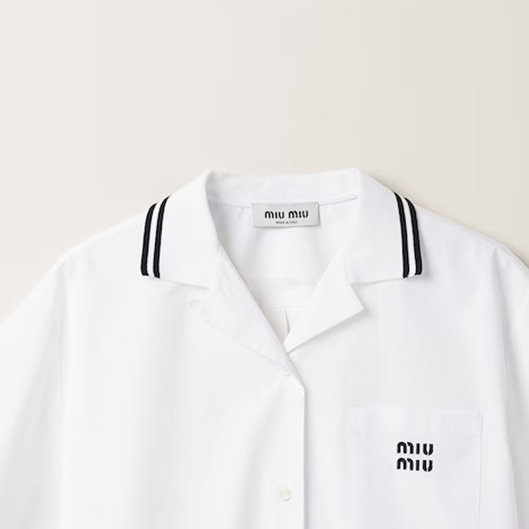 Sizing (W) MIU MIU SS23 Baju Putih Lengan Pendek dengan Logo Colorblock Sulaman. MK1761-10RG-F0009-S-232