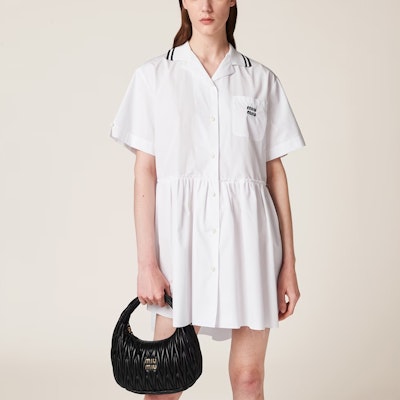 (W) Vestido Casual Blanco a Rayas con Logo Estampado MIU MIU SS23 Manga Corta. MF4981-10RG-F0009-S-232 Lookbook (W) Vestido Casual Blanco a Rayas con Logo Estampado MIU MIU SS23 Manga Corta. MF4981-10RG-F0009-S-232