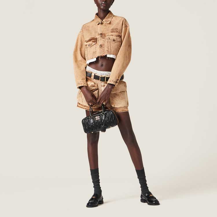 Lookbook (W) MIU MIU SS23 Shorts de Denim Marmolado Beige Mujer con Logo Bordado GWP466-121H-F0046-S-231