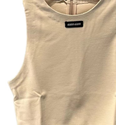 (W) MIU MIU SS24 Beige Logo Tank Top Vest Zip Lelaki & Wanita. MT1809-14Q9-F0018 Lookbook (W) MIU MIU SS24 Beige Logo Tank Top Vest Zip Lelaki & Wanita. MT1809-14Q9-F0018