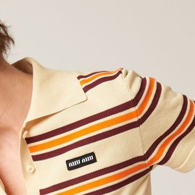 (W) MIU MIU SS24 Baju Polo Lengan Pendek Beige Berjalur Logo. MML880-14AX-F0061-S-OOO Purchase (W) MIU MIU SS24 Baju Polo Lengan Pendek Beige Berjalur Logo. MML880-14AX-F0061-S-OOO