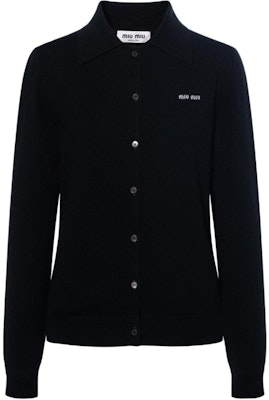 (W) MIU MIU SS24 Kardigan Hitam Knit dengan Logo Intarsia dan Butang Depan. MMF890-13S1-F0002-S-OOO Buy (W) MIU MIU SS24 Kardigan Hitam Knit dengan Logo Intarsia dan Butang Depan. MMF890-13S1-F0002-S-OOO