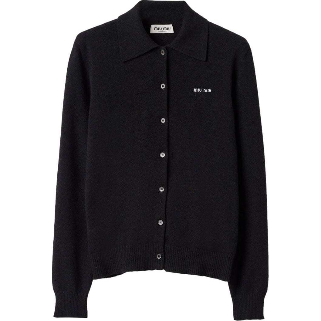 Order (W) MIU MIU SS24 Kardigan Hitam Knit dengan Logo Intarsia dan Butang Depan. MMF890-13S1-F0002-S-OOO