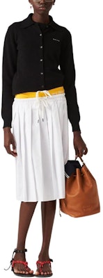 (W) MIU MIU SS24 Kardigan Hitam Knit dengan Logo Intarsia dan Butang Depan. MMF890-13S1-F0002-S-OOO Lookbook (W) MIU MIU SS24 Kardigan Hitam Knit dengan Logo Intarsia dan Butang Depan. MMF890-13S1-F0002-S-OOO