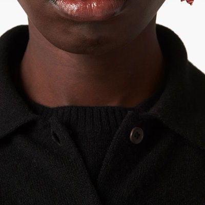 (W) MIU MIU SS24 Kardigan Hitam Knit dengan Logo Intarsia dan Butang Depan. MMF890-13S1-F0002-S-OOO Purchase (W) MIU MIU SS24 Kardigan Hitam Knit dengan Logo Intarsia dan Butang Depan. MMF890-13S1-F0002-S-OOO