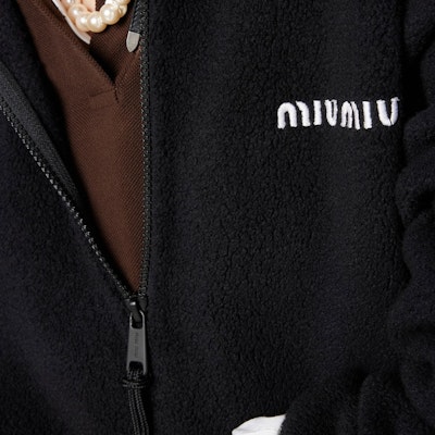 (W) MIU MIU SS24 Sudadera Negra con Logo de Lana con Cremallera y Cuello Alto. MJL043-15V3-F0002-S-OOO Purchase (W) MIU MIU SS24 Sudadera Negra con Logo de Lana con Cremallera y Cuello Alto. MJL043-15V3-F0002-S-OOO