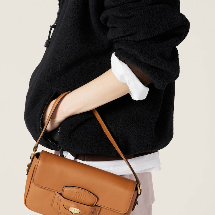 Details for (W) MIU MIU SS24 Sudadera Negra con Logo de Lana con Cremallera y Cuello Alto. MJL043-15V3-F0002-S-OOO