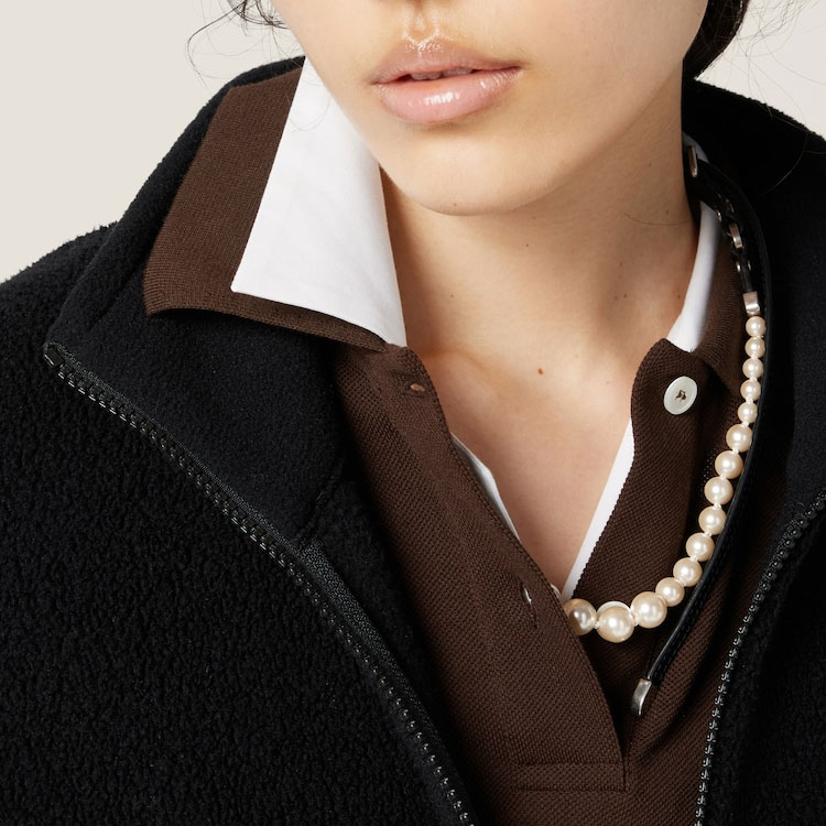 Sizing (W) MIU MIU SS24 Sudadera Negra con Logo de Lana con Cremallera y Cuello Alto. MJL043-15V3-F0002-S-OOO