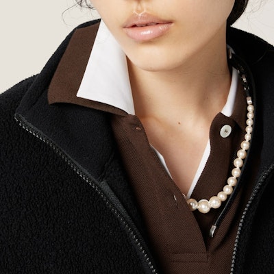 (W) MIU MIU SS24 Sudadera Negra con Logo de Lana con Cremallera y Cuello Alto. MJL043-15V3-F0002-S-OOO Sizing (W) MIU MIU SS24 Sudadera Negra con Logo de Lana con Cremallera y Cuello Alto. MJL043-15V3-F0002-S-OOO