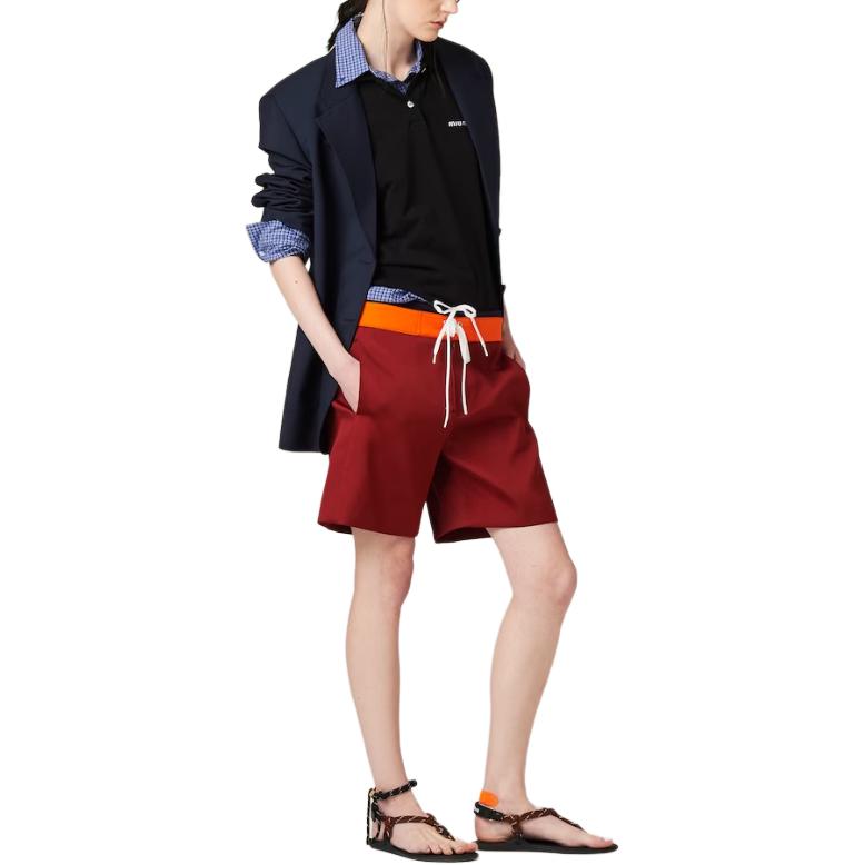 Lookbook (W) MIU MIU SS24 Baju Polo Hitam Lengan Pendek dengan Sulaman Logo. MJN535-14RW-F0002-S-OOO