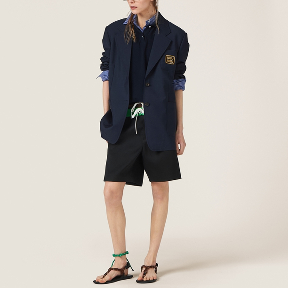 Lookbook (W) MIU MIU SS24 藍色直版長袖外套附字母標誌。 MH1927-12I1-F0R84-S-AM1