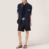 Lookbook (W) MIU MIU SS24 藍色直版長袖外套附字母標誌。 MH1927-12I1-F0R84-S-AM1