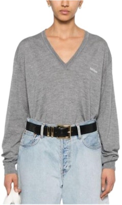 (W) MIU MIU SS24 灰色V领羊毛针织衫带logo刺绣 MML931-14VT-F0031-S-OOO Lookbook (W) MIU MIU SS24 灰色V领羊毛针织衫带logo刺绣 MML931-14VT-F0031-S-OOO