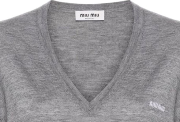 (W) MIU MIU SS24 灰色V领羊毛针织衫带logo刺绣 MML931-14VT-F0031-S-OOO Details for (W) MIU MIU SS24 灰色V领羊毛针织衫带logo刺绣 MML931-14VT-F0031-S-OOO