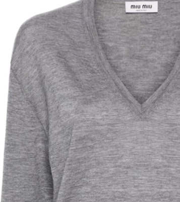 (W) MIU MIU SS24 灰色V领羊毛针织衫带logo刺绣 MML931-14VT-F0031-S-OOO Sizing (W) MIU MIU SS24 灰色V领羊毛针织衫带logo刺绣 MML931-14VT-F0031-S-OOO