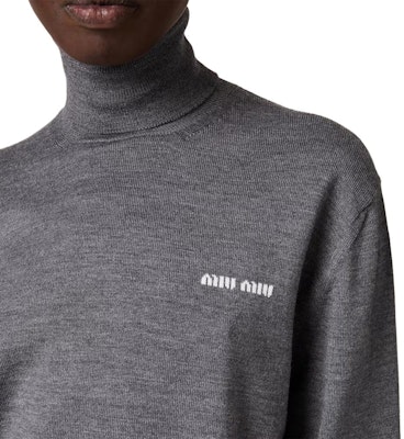 (W) MIU MIU SS24 高领Logo针织毛衣 石灰色. MMR423-13K2-F0480-S-232 Details for (W) MIU MIU SS24 高领Logo针织毛衣 石灰色. MMR423-13K2-F0480-S-232