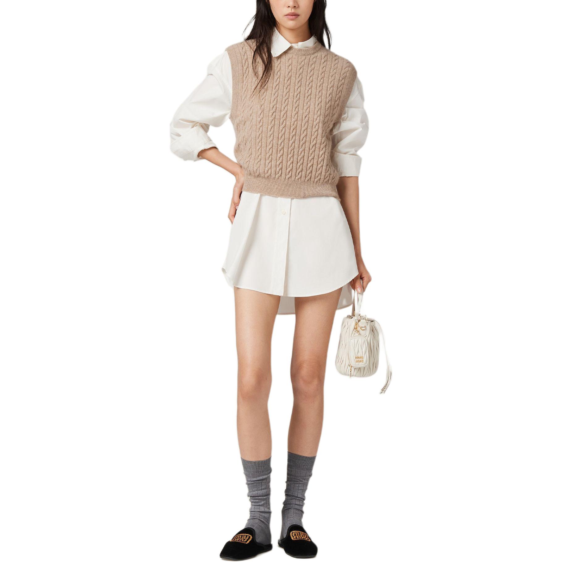 Lookbook (W) MIU MIU SS24 Baju Lengan Panjang Ivory dengan Logo Sulam dan Kolar Tajam MK1626-10RG-F0304-S-OOO