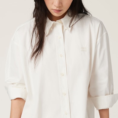 (W) MIU MIU SS24 Baju Lengan Panjang Ivory dengan Logo Sulam dan Kolar Tajam MK1626-10RG-F0304-S-OOO Purchase (W) MIU MIU SS24 Baju Lengan Panjang Ivory dengan Logo Sulam dan Kolar Tajam MK1626-10RG-F0304-S-OOO