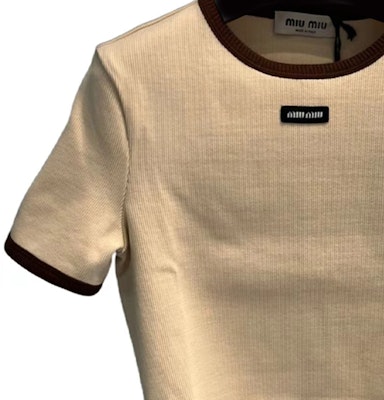 (W) MIU MIU SS24 徽標短版T恤 米白色短袖上衣 MJN847-13VD-F0018-S-232 Lookbook (W) MIU MIU SS24 徽標短版T恤 米白色短袖上衣 MJN847-13VD-F0018-S-232