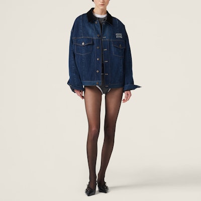 (W) ミュウミュウ SS24 ネイビーブルーデニムジャケット レター刺繍入り. GWB191-121P-F0008-S-OOO Lookbook (W) ミュウミュウ SS24 ネイビーブルーデニムジャケット レター刺繍入り. GWB191-121P-F0008-S-OOO