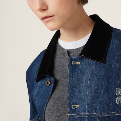 (W) ミュウミュウ SS24 ネイビーブルーデニムジャケット レター刺繍入り. GWB191-121P-F0008-S-OOO Sizing (W) ミュウミュウ SS24 ネイビーブルーデニムジャケット レター刺繍入り. GWB191-121P-F0008-S-OOO